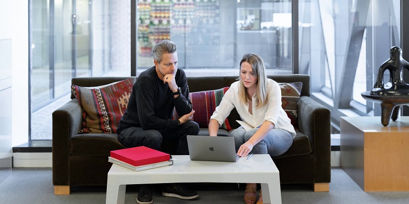 パソコンを見ている男女