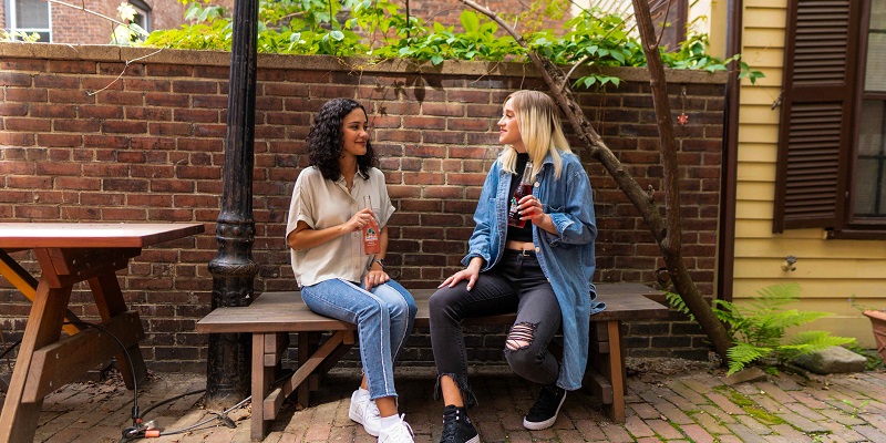 会話する女性たち