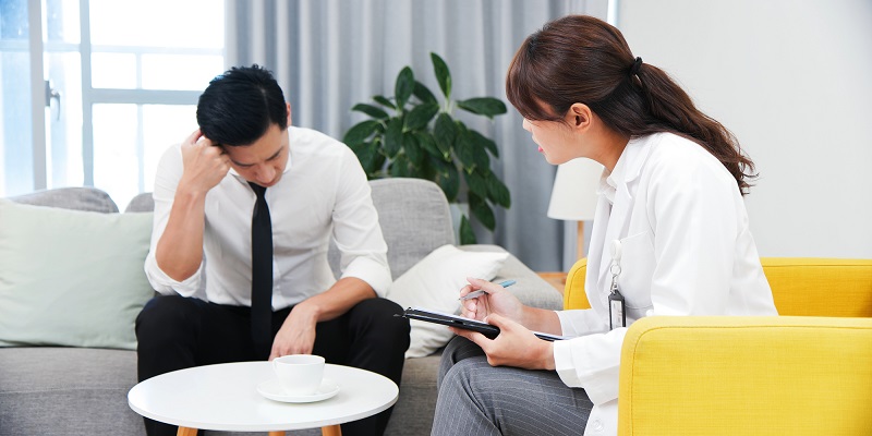 カウンセリングをする男女