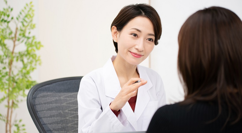 相談に乗る女医