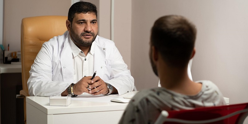 男性と診察をする医師