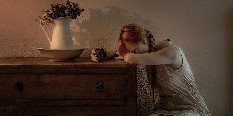 机で泣いている女性